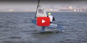 Ormai è foiling mania, c’è anche l’Optimist volante!