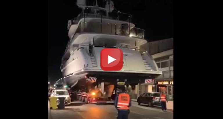 Super yacht Benetti per le vie di Viareggio