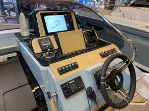 ranieri next 285 lx salone di genova cockpit