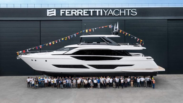 Ferretti-Yachts-860-Launch