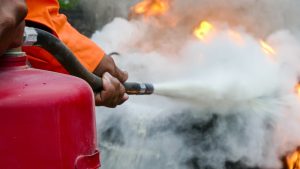 estintore a polvere incendio a bordo