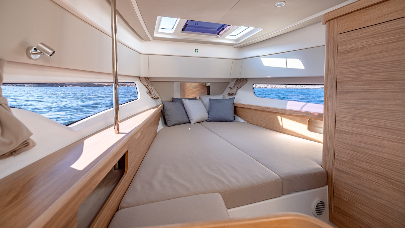 Nimbus W11 cabin