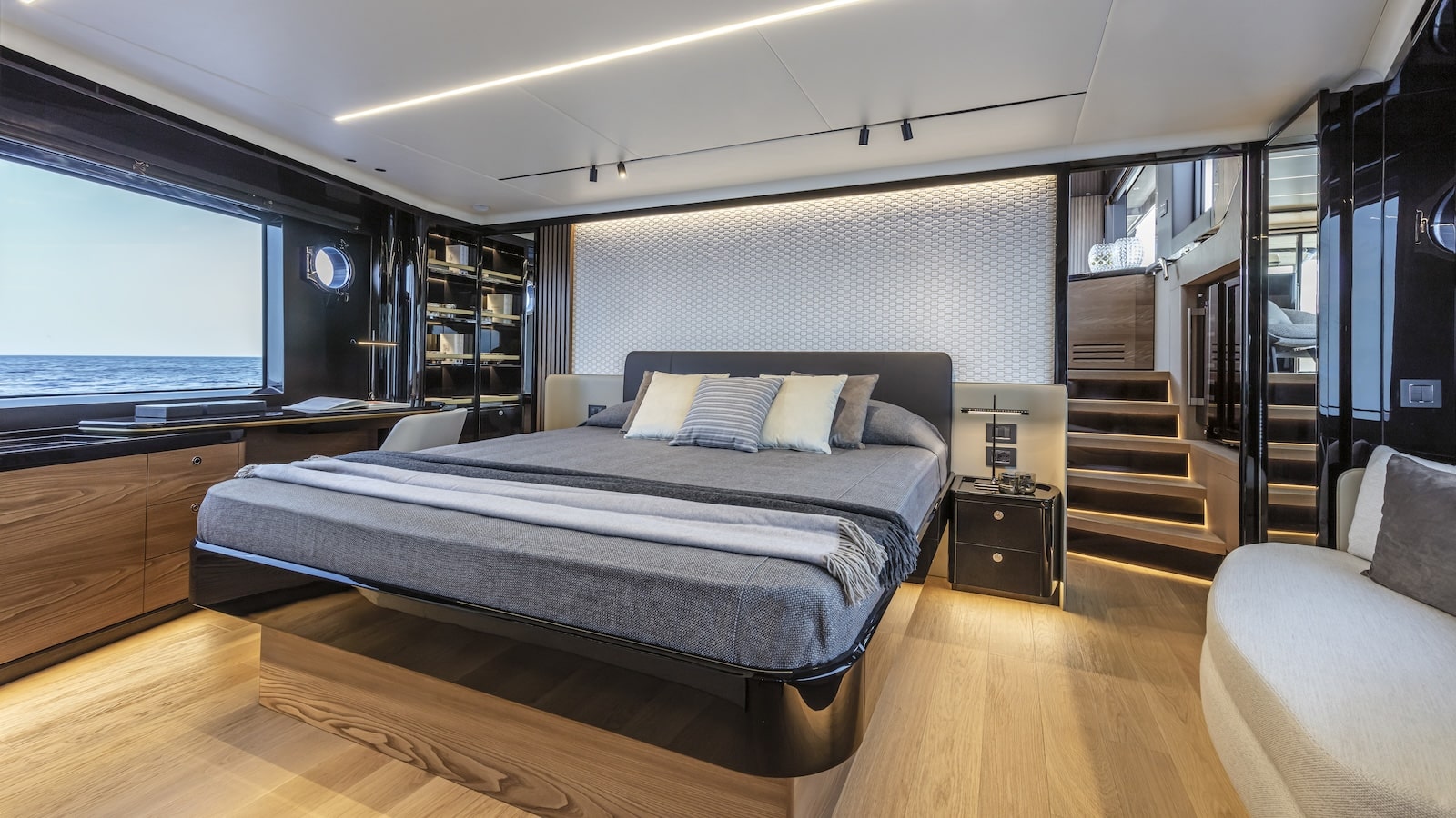 Absolute Navetta 64 Master Cabin