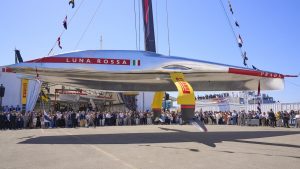 Varata Luna Rossa Prada Pirelli, il nuovo AC75 inaugura la “Silver Age”