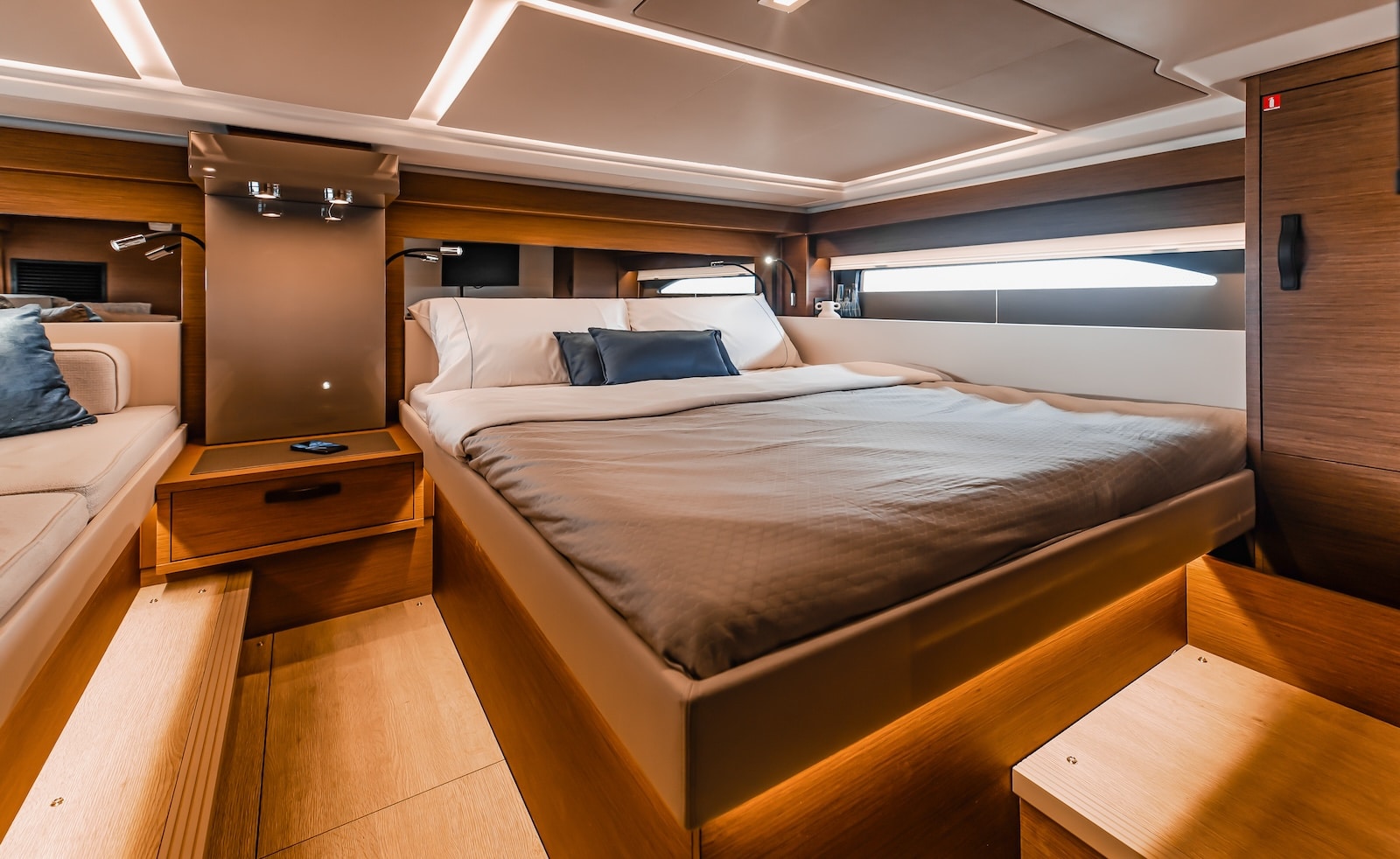 WELLCRAFT 435 Wide Cabin