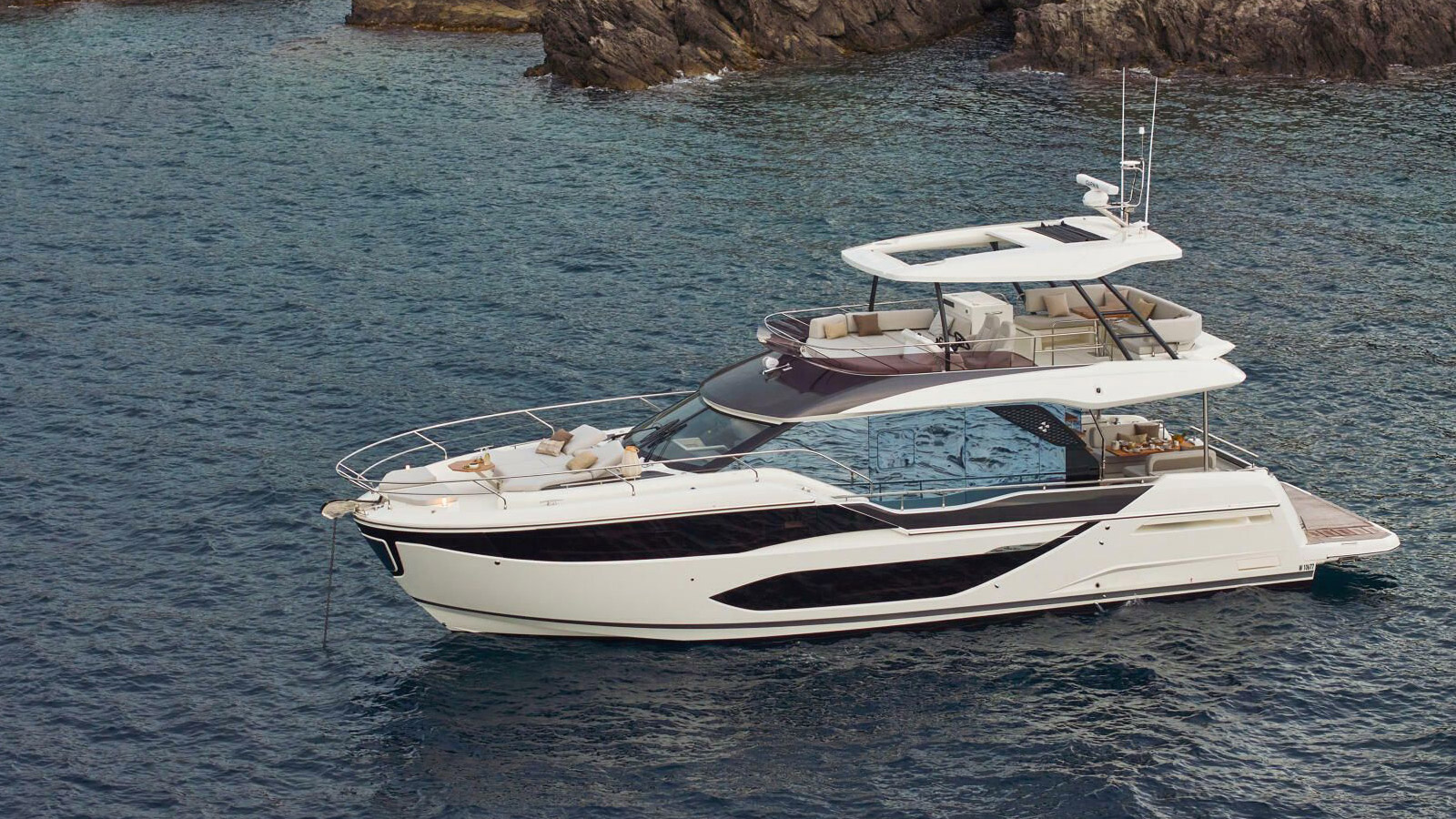 Prestige F5.7, il perfetto yacht da famiglia: spazioso, performante, da sogno