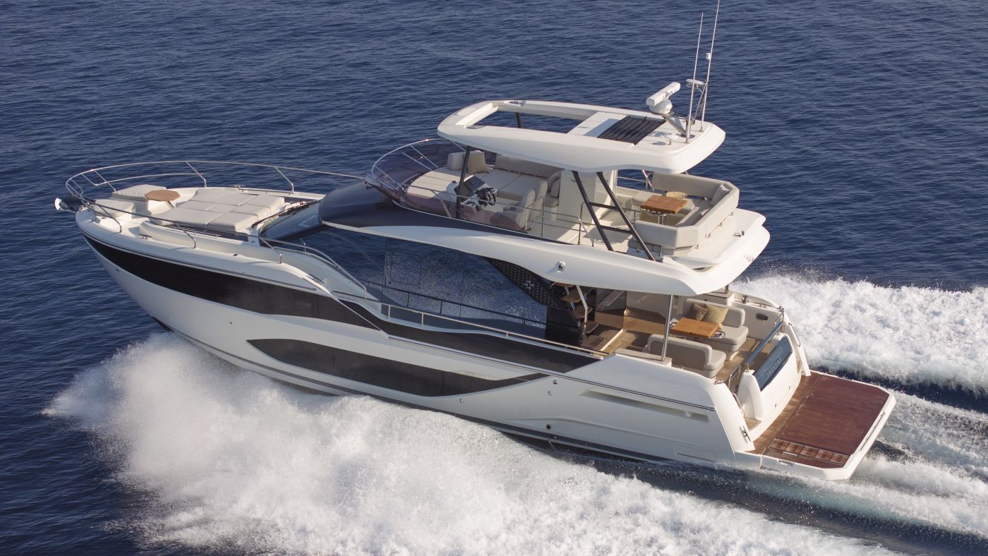 Prestige Yachts f line in navigazione